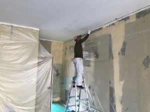 店舗リフォーム　天井の塗装工事が行われています。